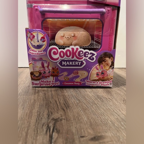 LAST ONE!Super Cool Cookeez Makery- Make a Surprise Pet- NWT - Picture 3 of 6